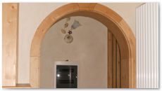 Arredamento in legno: cassa ad arco