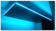 Arredamento in legno: controsoffitto con led colorati