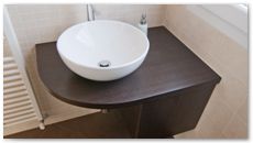 Arredamento: mobiletto sospeso per bagno